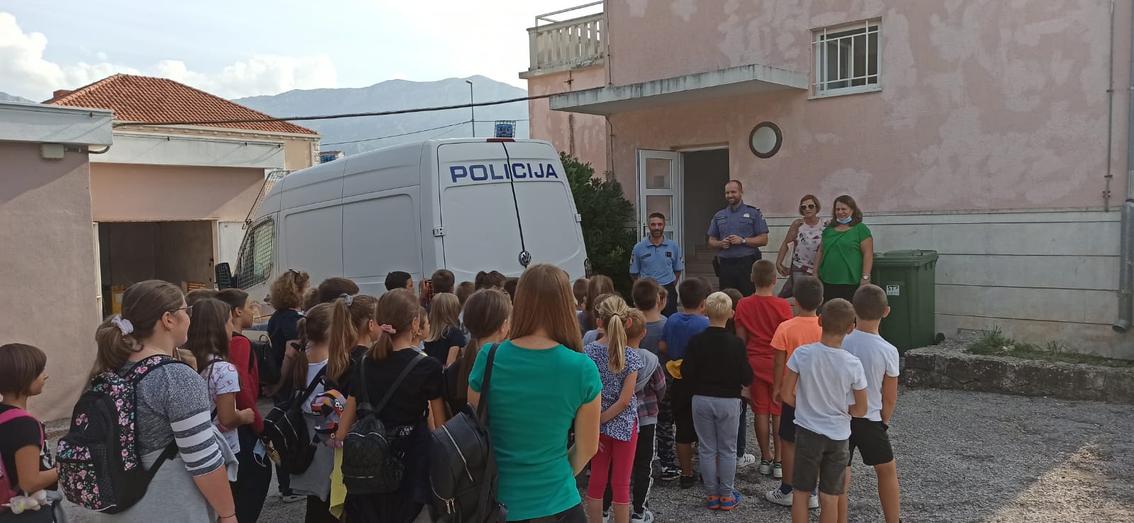 Slika PU_DN\2021\povodom Dana policije djeca posjetila policiju\1 (2).jpg